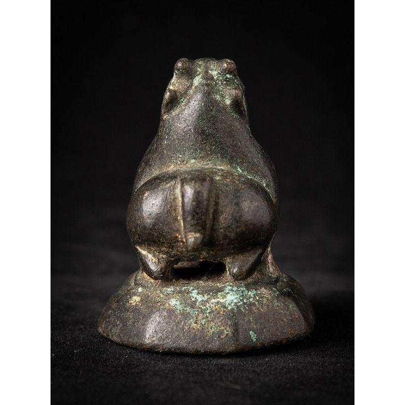 Material: bronze
4,5 cm high 
3,4 cm wide and 4 cm deep
Weight: 0.152 kgs
Originating from Burma
17-18th century

