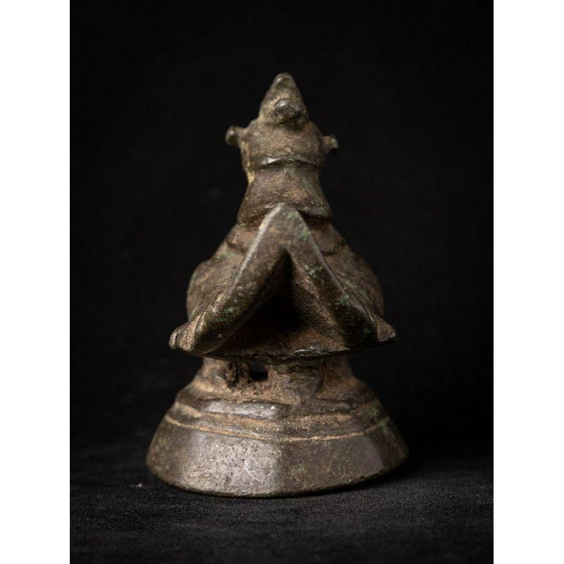 MATERIAL: Bronze
6,6 cm hoch 
4,9 cm breit und 5,7 cm tief
Gewicht: 0,320 kg
Mit Ursprung in Birma
19. Jahrhundert
