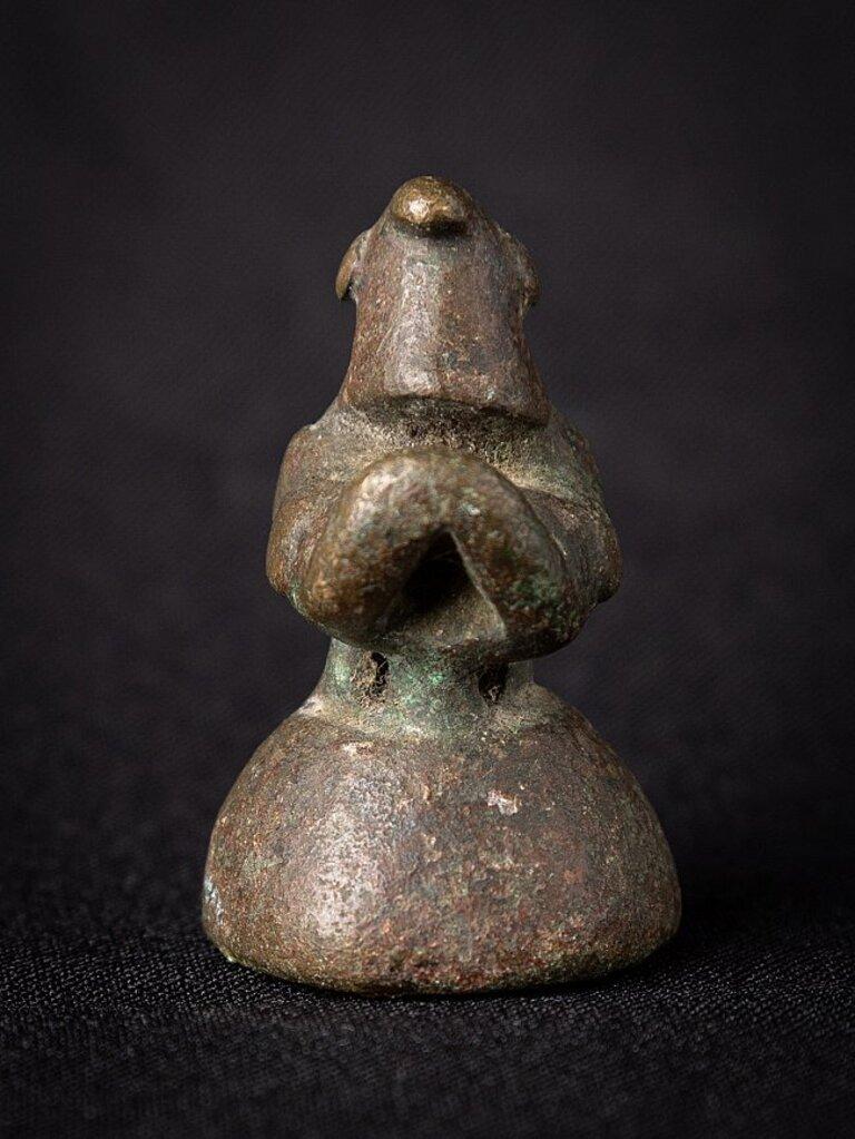 Material: bronze
Measures: 5,2 cm high 
3,3 cm wide and 3,4 cm deep
Weight: 0.145 kgs
Originating from Burma
18th century.
  