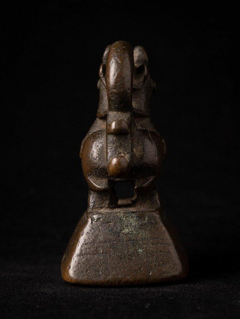 MATERIAL: Bronze
Maße: 5,6 cm hoch 
3 cm breit und 4 cm tief
Gewicht: 0.153 kg
Mit Ursprung in Birma
18. Jahrhundert.
  