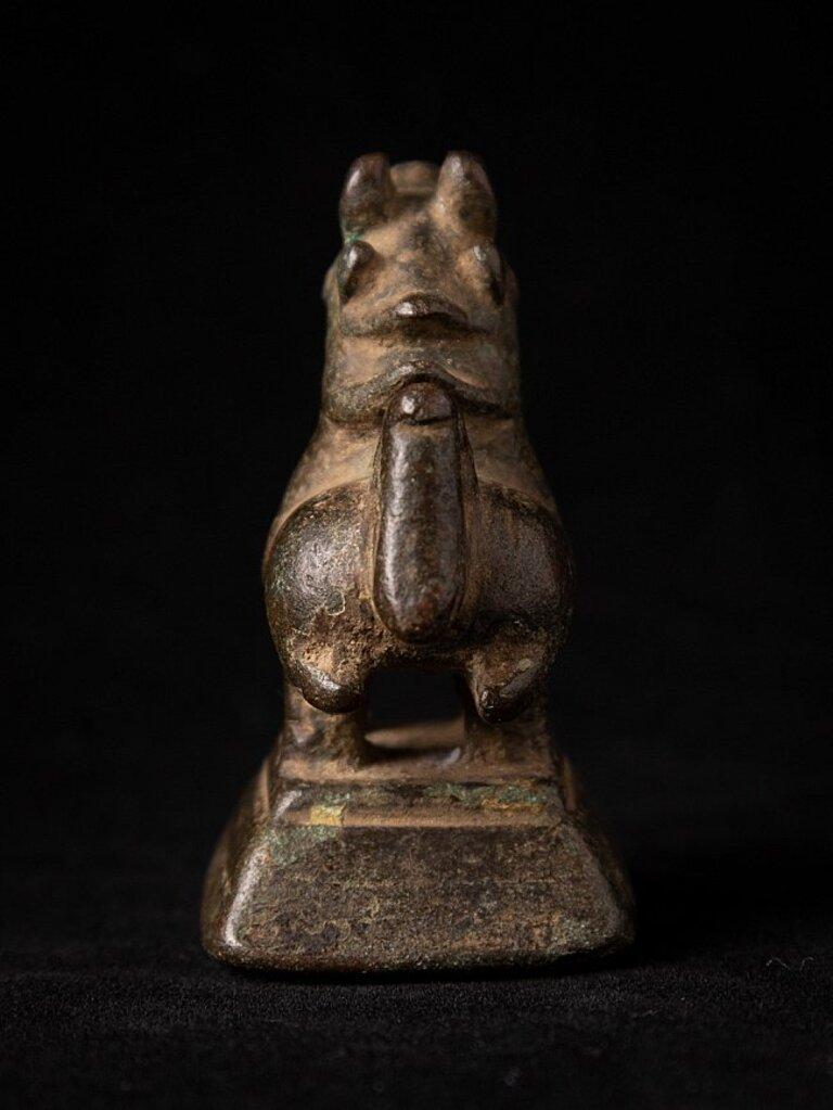 MATERIAL : bronze
5,4 cm de hauteur 
3 cm de large et 4 cm de profondeur
Poids : 0,153 kgs
Originaire de Birmanie
18ème siècle
