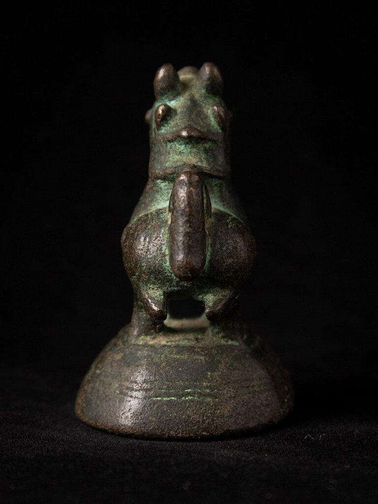 Material: bronze
5,5 cm high 
3,4 cm wide and 4 cm deep
Weight: 0.157 kgs
Originating from Burma
18th century
