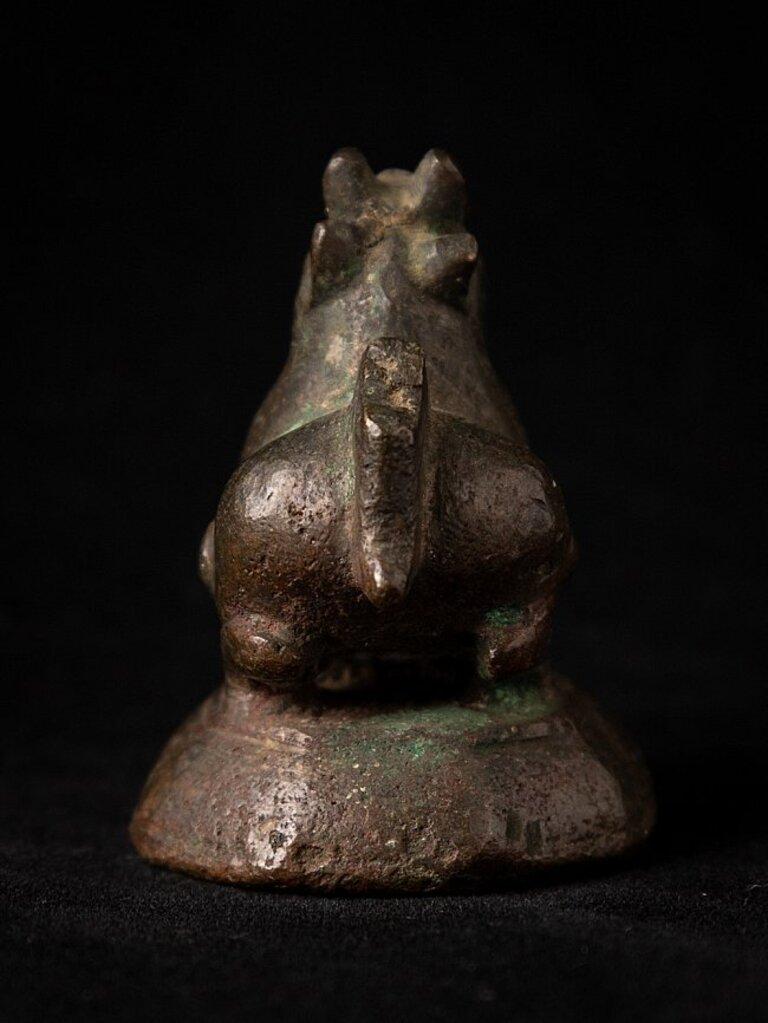 Material: bronze
4,5 cm high 
3,5 cm wide and 4 cm deep
Weight: 0.154 kgs
Originating from Burma
18th century
