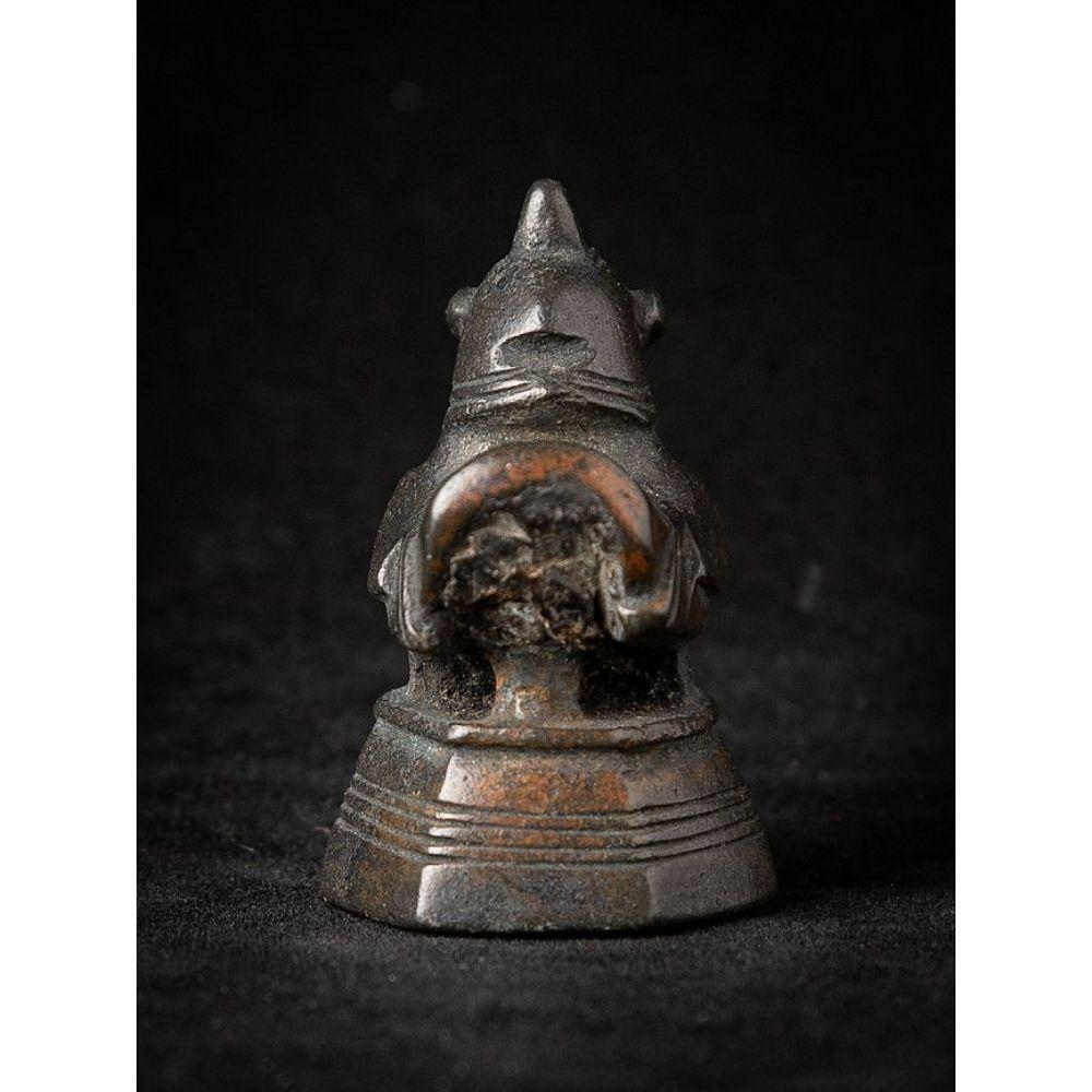 Material: bronze
4 cm high 
2,7 cm wide and 2,9 cm deep
Weight: 0.079 kgs
Originating from Burma
19th century









