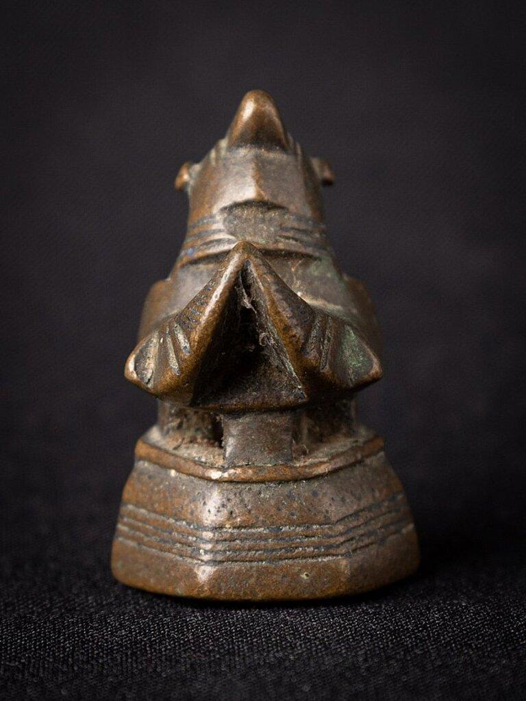 Material: bronze
5,2 cm high 
3,2 cm wide and 3,8 cm deep
Weight: 0.161 kgs
Originating from Burma
18th century
