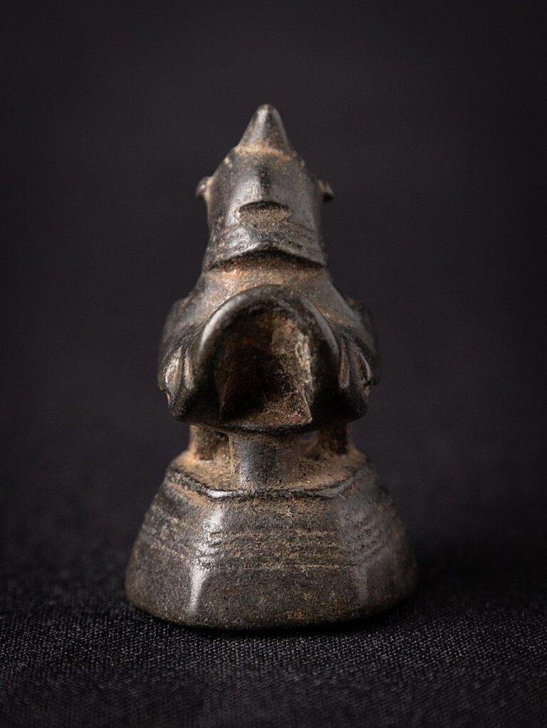 Material: bronze
5,3 cm high 
3,1 cm wide and 3,6 cm deep
Weight: 0.159 kgs
Originating from Burma
18th century
