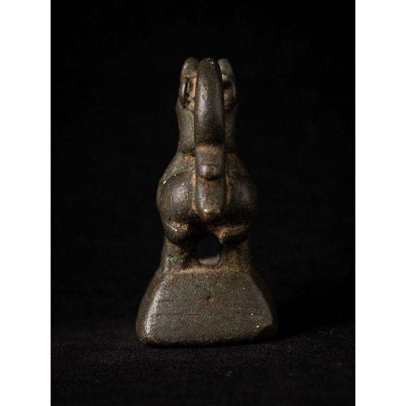 Material: bronze
5,5 cm high 
2,8 cm wide and 3,8 cm deep
Weight: 0.152 kgs
Originating from Burma
18th century

