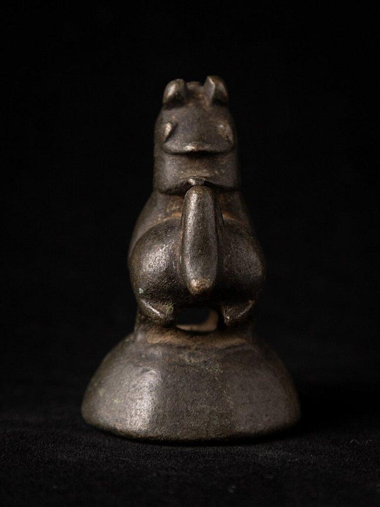 MATERIAL: Bronze
5,1 cm hoch 
3,3 cm breit und 4 cm tief
Gewicht: 0,153 kg
Mit Ursprung in Birma
18. Jahrhundert
