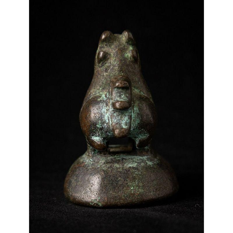 Material: bronze
4,8 cm high 
3,8 cm wide and 4,2 cm deep
Weight: 0.150 kgs
Originating from Burma
18th century.

