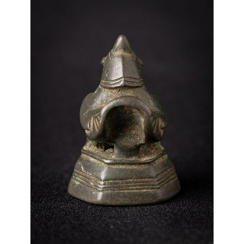 Material: bronze
4,9 cm high 
3,5 cm wide and 3,8 cm deep
Weight: 0.158 kgs
Originating from Burma
18th century.

