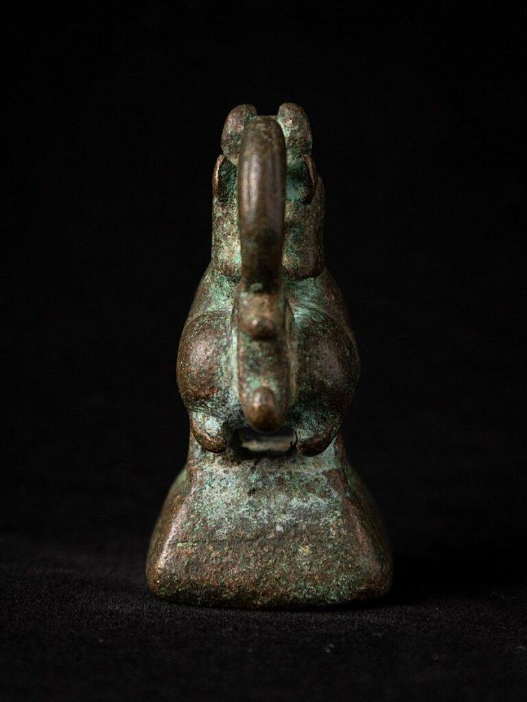 Material: bronze
5,5 cm high 
2,8 cm wide and 3,8 cm deep
Weight: 0.153 kgs
Originating from Burma
18th Century.
 
