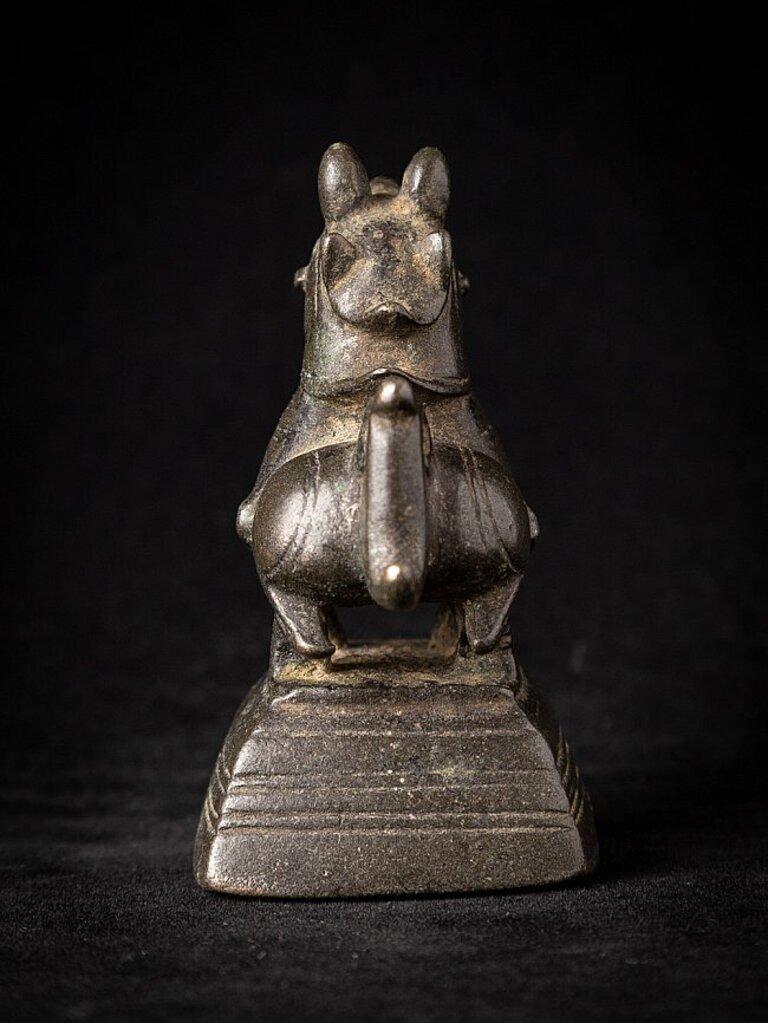 Material: bronze
6,9 cm high 
3,9 cm wide and 5,2 cm deep
Weight: 0.321 kgs
Originating from Burma
19th century.
 