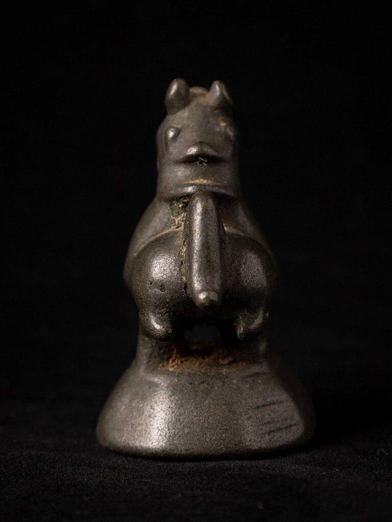 Material: bronze
5,2 cm high 
3,2 cm wide and 4,1 cm deep
Weight: 0.151 kgs
Originating from Burma
18th century.
 