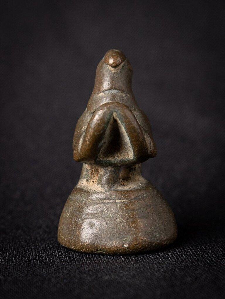 Material: bronze
5 cm high 
3,1 cm wide and 3,5 cm deep
Weight: 0.149 kgs
Originating from Burma
18th century.
 