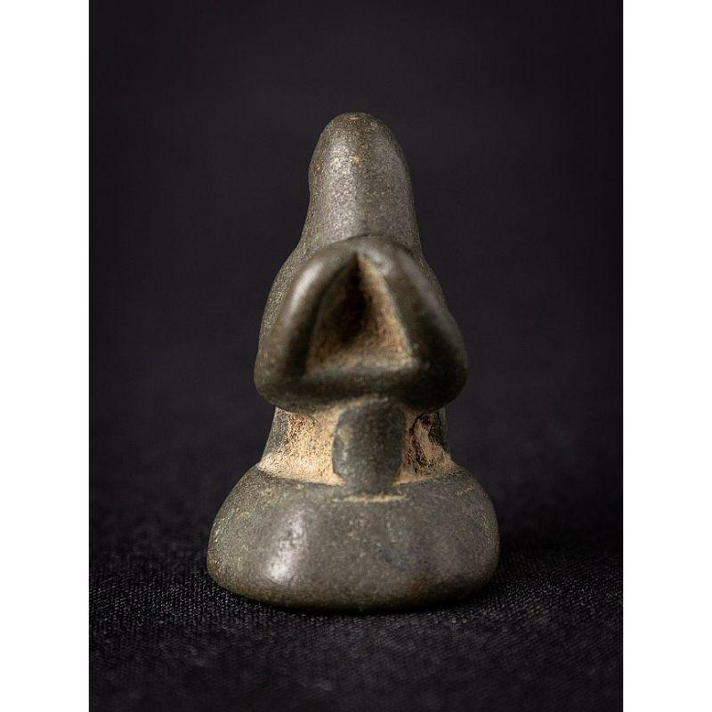 Material: bronze
4,8 cm high 
3 cm wide and 3,5 cm deep
Weight: 0.144 kgs
Originating from Burma
18th century.

