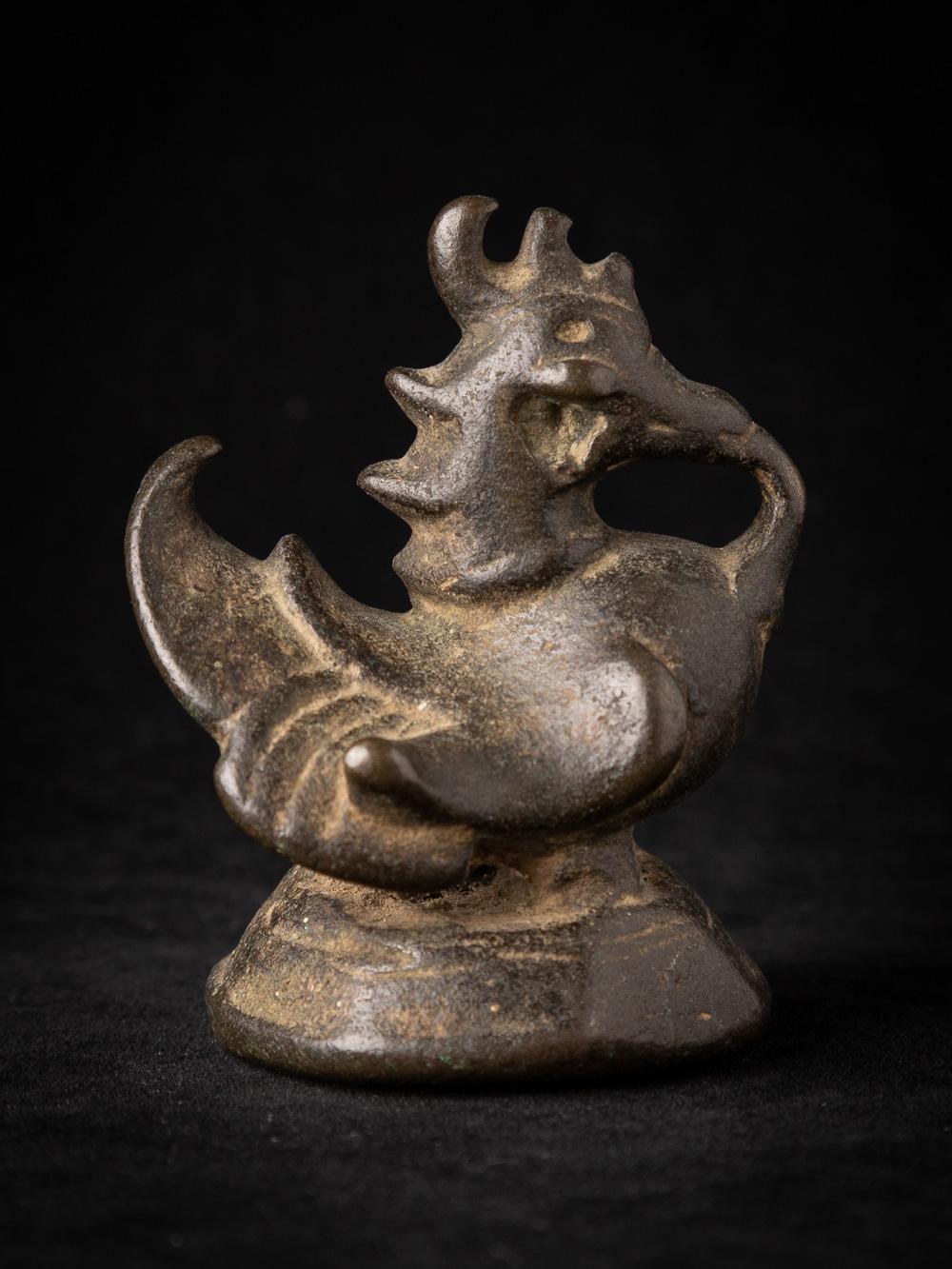 Material : bronze
6,5 cm high
4,6 cm wide and 5 cm deep
18th century
Weight: 305 grams
Originating from Burma
Nr: G-57