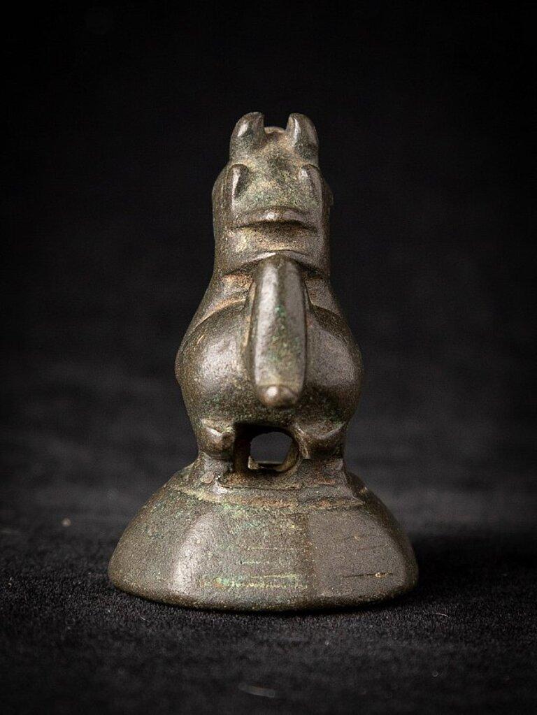 Material: bronze
4,1 cm high 
2,7 cm wide and 3,3 cm deep
Weight: 0.077 kgs
Originating from Burma
19th century

