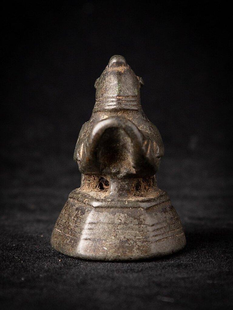 Material: bronze
3,9 cm high 
2,8 cm wide and 3 cm deep
Weight: 0.078 kgs
Originating from Burma
19th century.
 
