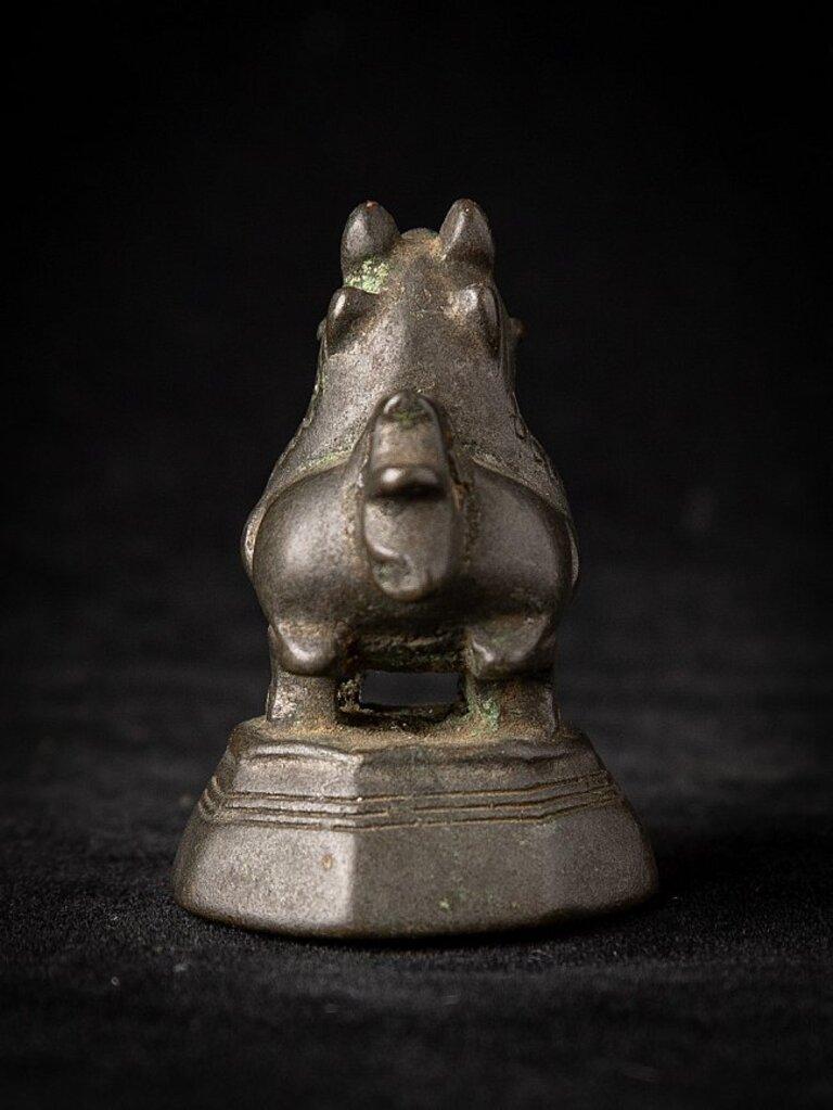 Material: bronze
3,9 cm high 
2,8 cm wide and 2,9 cm deep
Weight: 0.079 kgs
Originating from Burma
19th century.
 