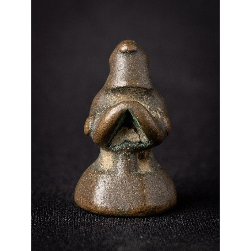 Material: bronze
4,8 cm high 
3 cm wide and 3,5 cm deep
Weight: 0.139 kgs
Originating from Burma
18th century.

 