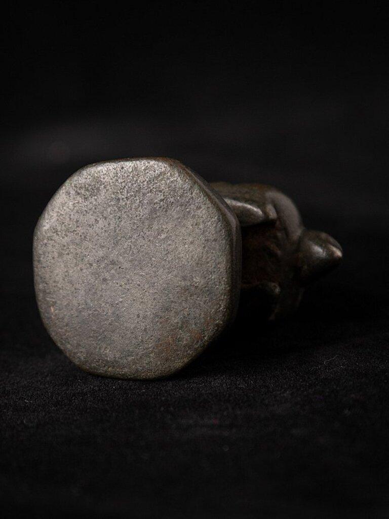 Antique bronze Opiumweight from Burma For Sale 6