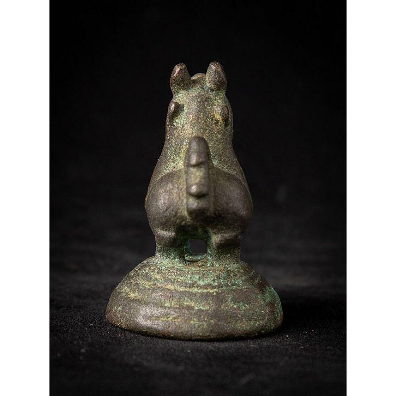 Material: bronze
4 cm high 
2,8 cm wide and 3,3 cm deep
Weight: 0.075 kgs
Originating from Burma
18th century

