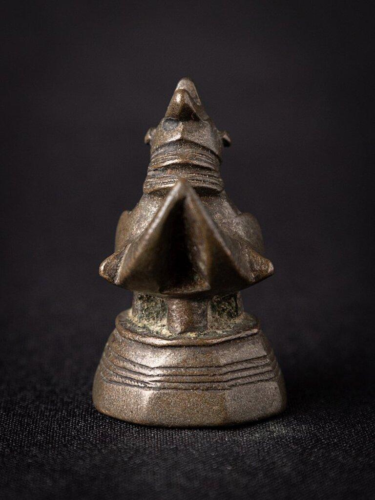 Material: bronze
5,2 cm high 
3,2 cm wide and 3,9 cm deep
Weight: 0.159 kgs
Originating from Burma
19th century

