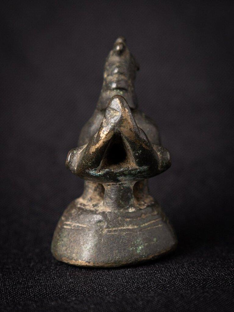Material: bronze
5,3 cm high 
3,3 cm wide and 4,1 cm deep
Weight: 0.149 kgs
Originating from Burma
18th century.
 