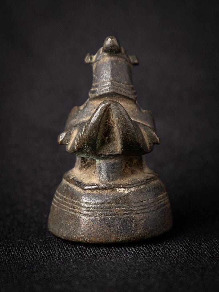 Material: bronze
5,3 cm high 
3,3 cm wide and 3,6 cm deep
Weight: 0.159 kgs
Originating from Burma
18th century.
 