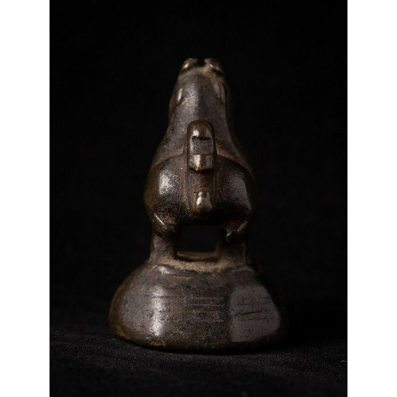 Material: bronze
4,9 cm high 
3,8 cm wide and 4 cm deep
Weight: 0.147 kgs
Originating from Burma
18th century.


