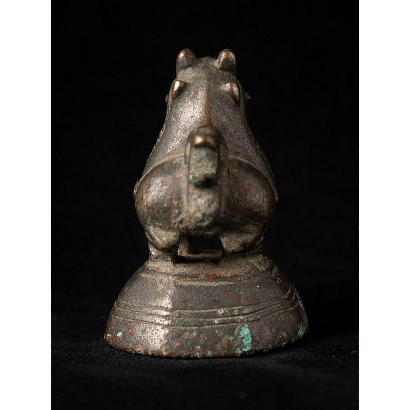 Material: bronze
4,8 cm high 
3,4 cm wide and 4 cm deep
Weight: 0.159 kgs
Originating from Burma
18th century.

