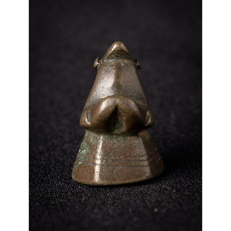Material: bronze
2,8 cm high 
1,9 cm wide and 2,1 cm deep
Weight: 0.031 kgs
Originating from Burma
18th century

 