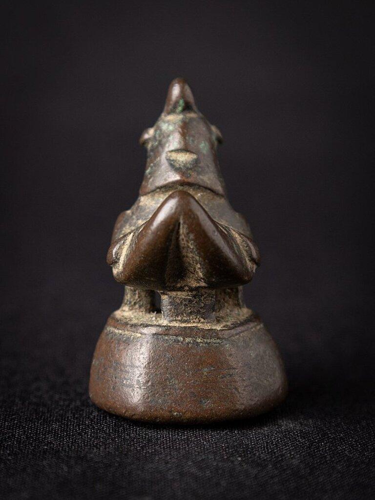 Material: bronze
5,3 cm high 
3,3 cm wide and 3,6 cm deep
Weight: 0.156 kgs
Originating from Burma
18th century.
 