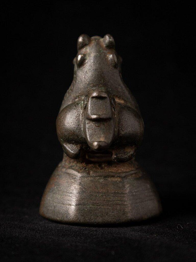 Material: bronze
4,9 cm high 
3,3 cm wide and 4,2 cm deep
Weight: 0.156 kgs
Originating from Burma
18th century.
 