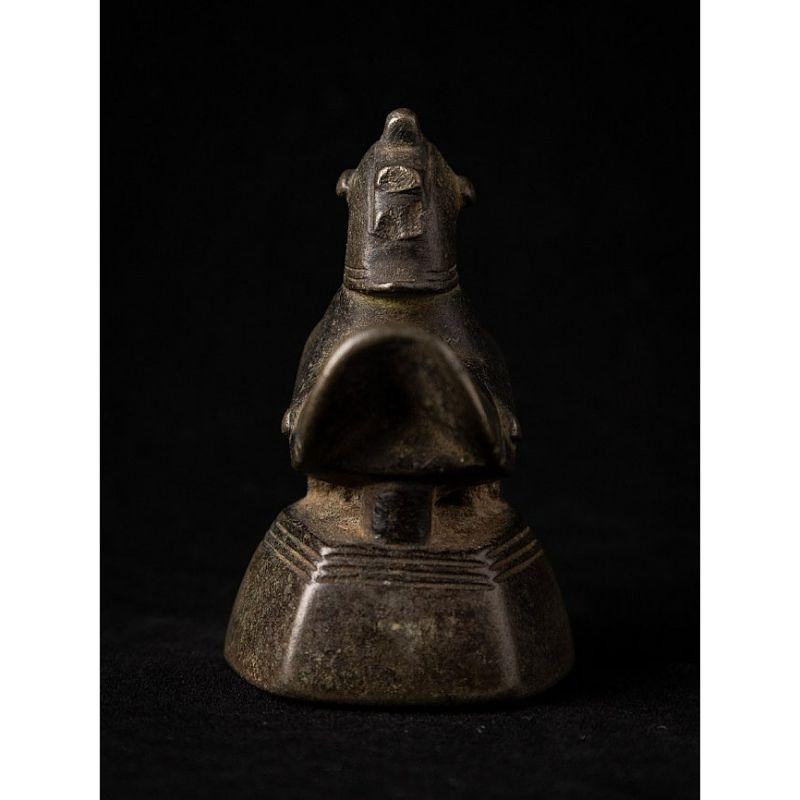 Material: bronze
6,7 cm high 
4,2 m wide and 4,3 cm deep
Weight: 0.320 kgs
Originating from Burma
18th century

