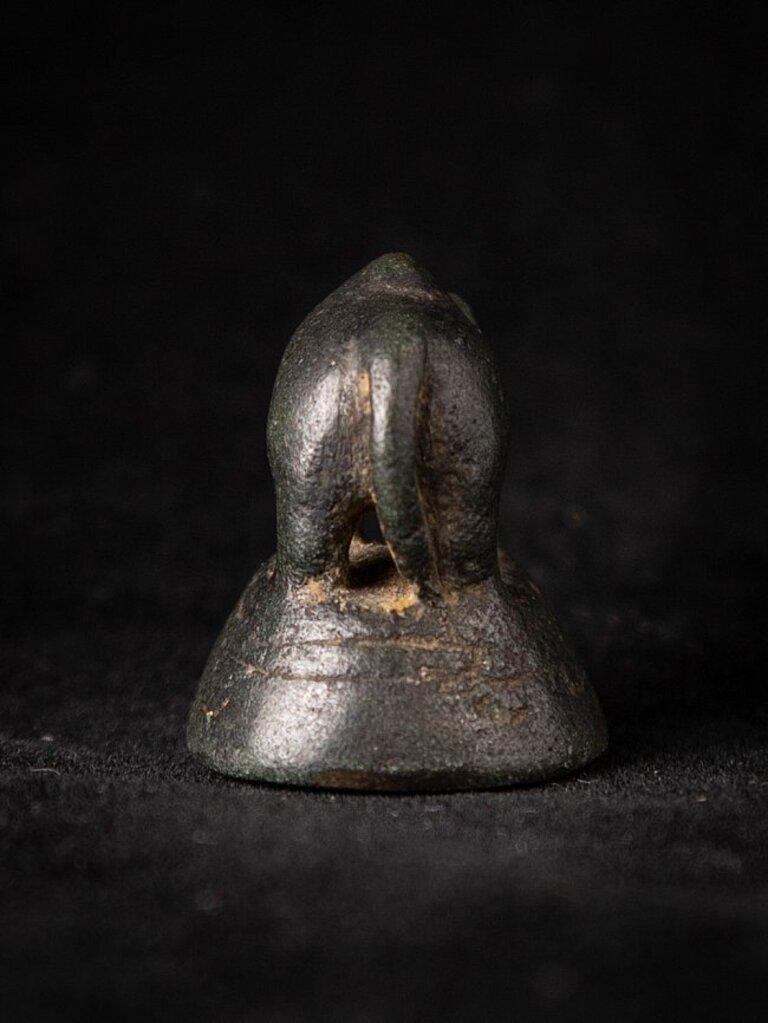 MATERIAL : bronze
2,2 cm de hauteur 
2 cm de large et 2,1 cm de profondeur
Poids : 0,030 kgs
Originaire de Birmanie
17ème siècle
Très spécial !
