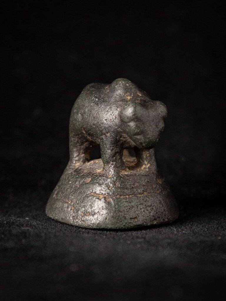 Antique bronze Opiumweight of water buffelo from Burma In Good Condition For Sale In DEVENTER, NL