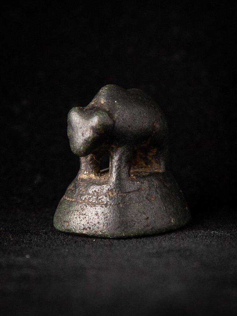 Poids en bronze ancien de type buffelo d'eau de Birmanie en opium en vente 1