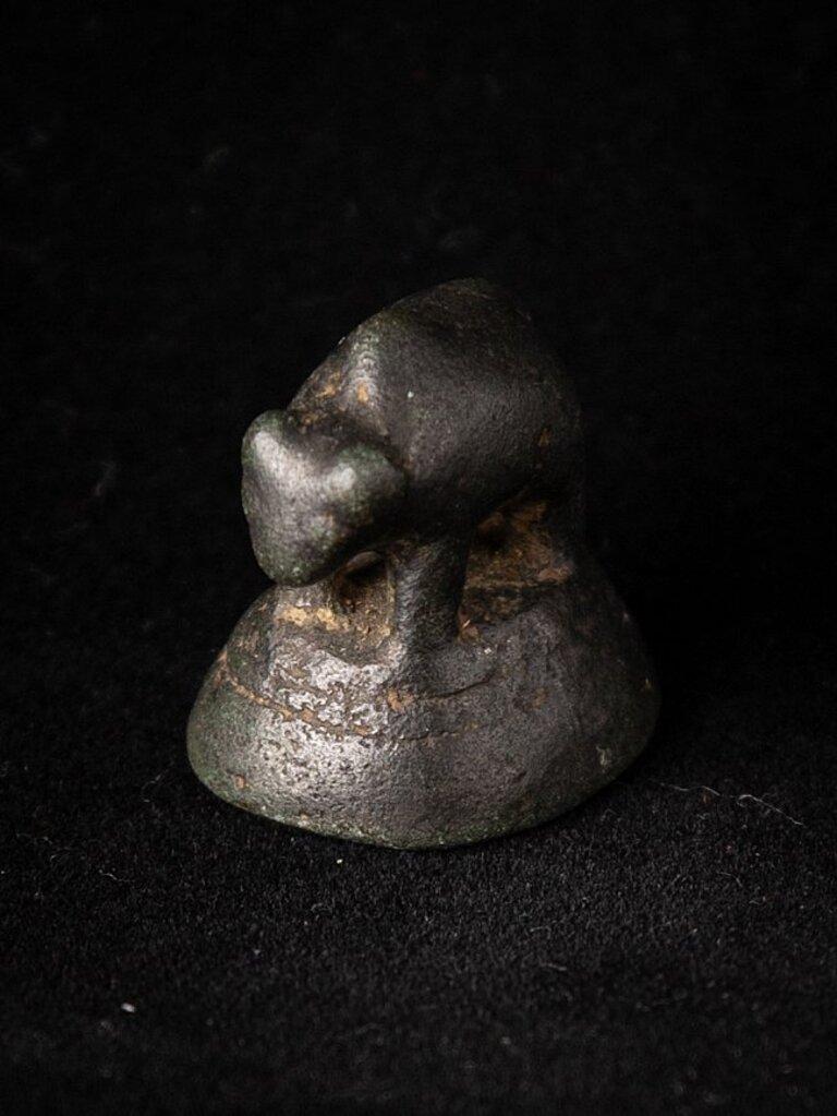 Poids en bronze ancien de type buffelo d'eau de Birmanie en opium en vente 2
