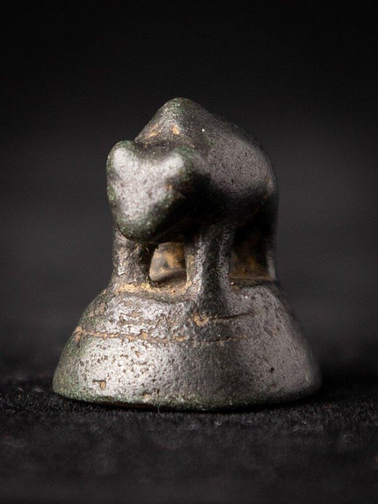Poids en bronze ancien de type buffelo d'eau de Birmanie en opium en vente 3