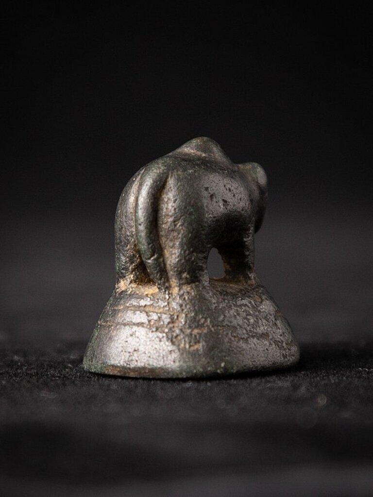 Poids en bronze ancien de type buffelo d'eau de Birmanie en opium en vente 4