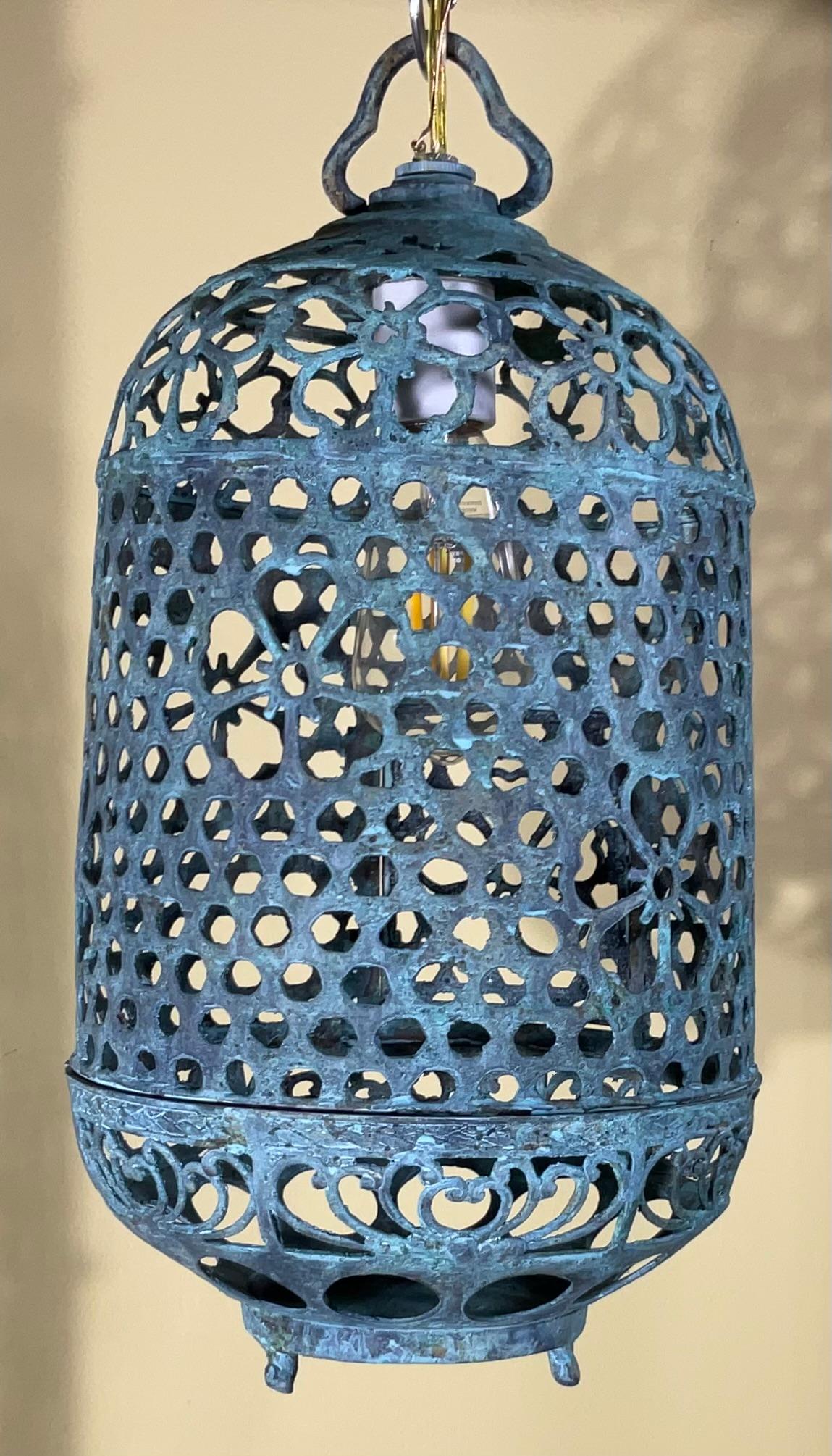 Farol de Bronce o Latón Antiguo con Pátina Única y Motivo Floral en venta 5