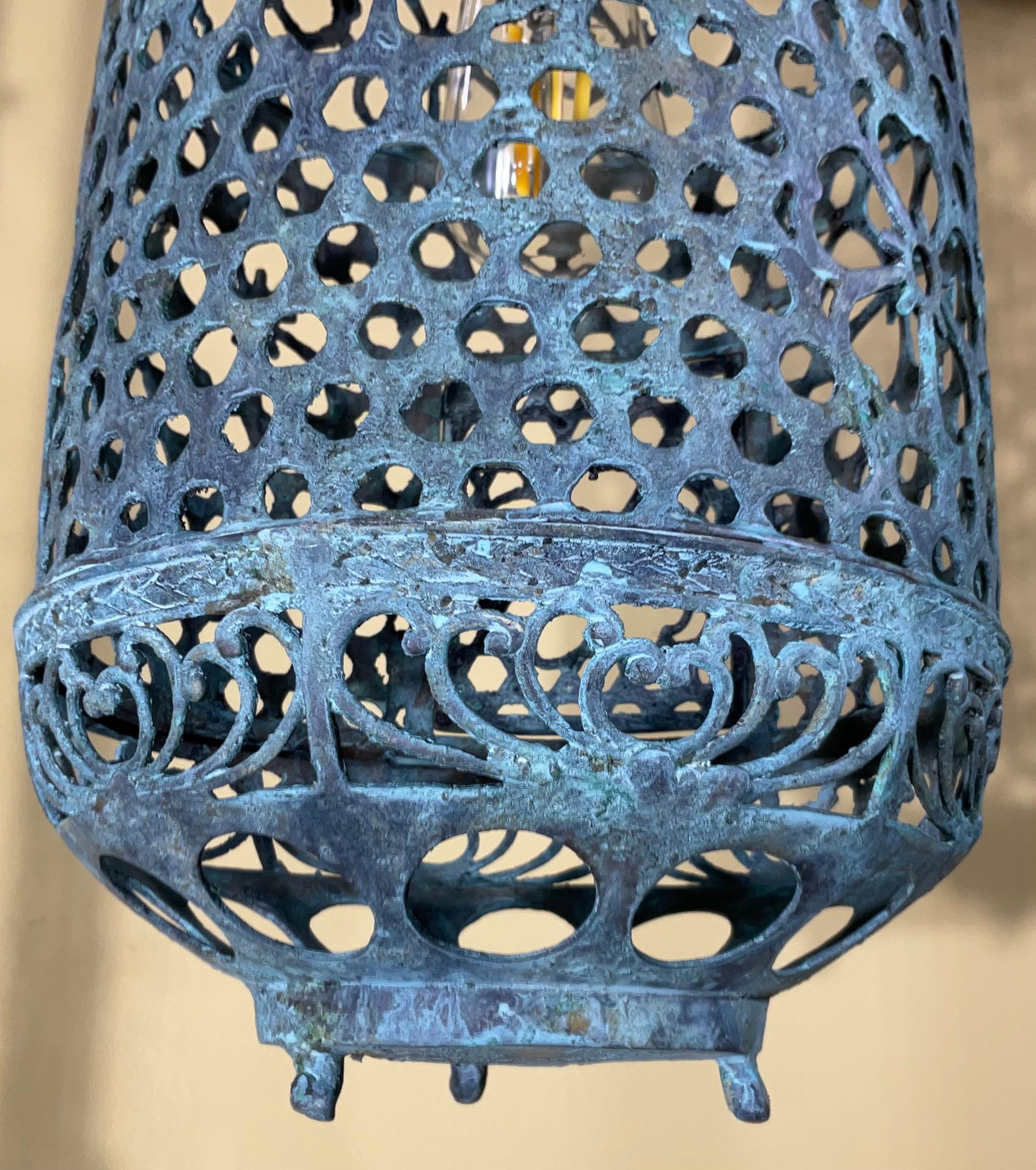 Farol de Bronce o Latón Antiguo con Pátina Única y Motivo Floral en venta 6