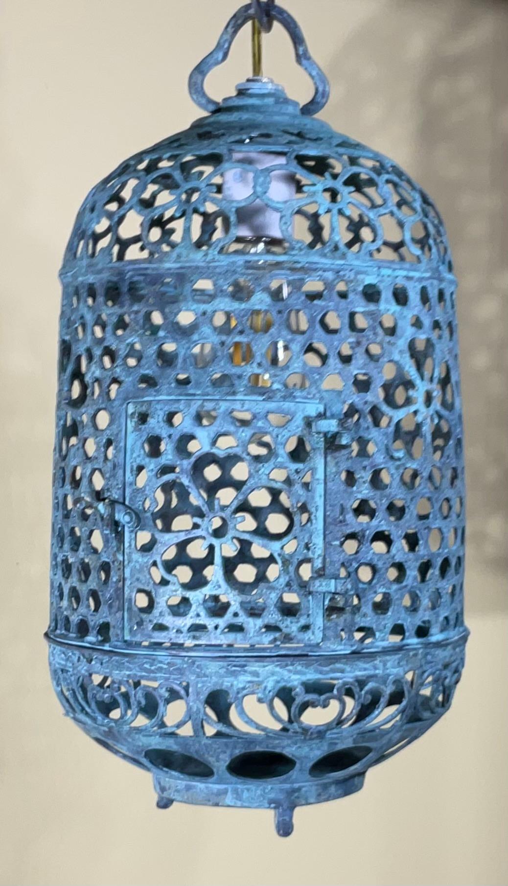 Farol de Bronce o Latón Antiguo con Pátina Única y Motivo Floral en venta 7