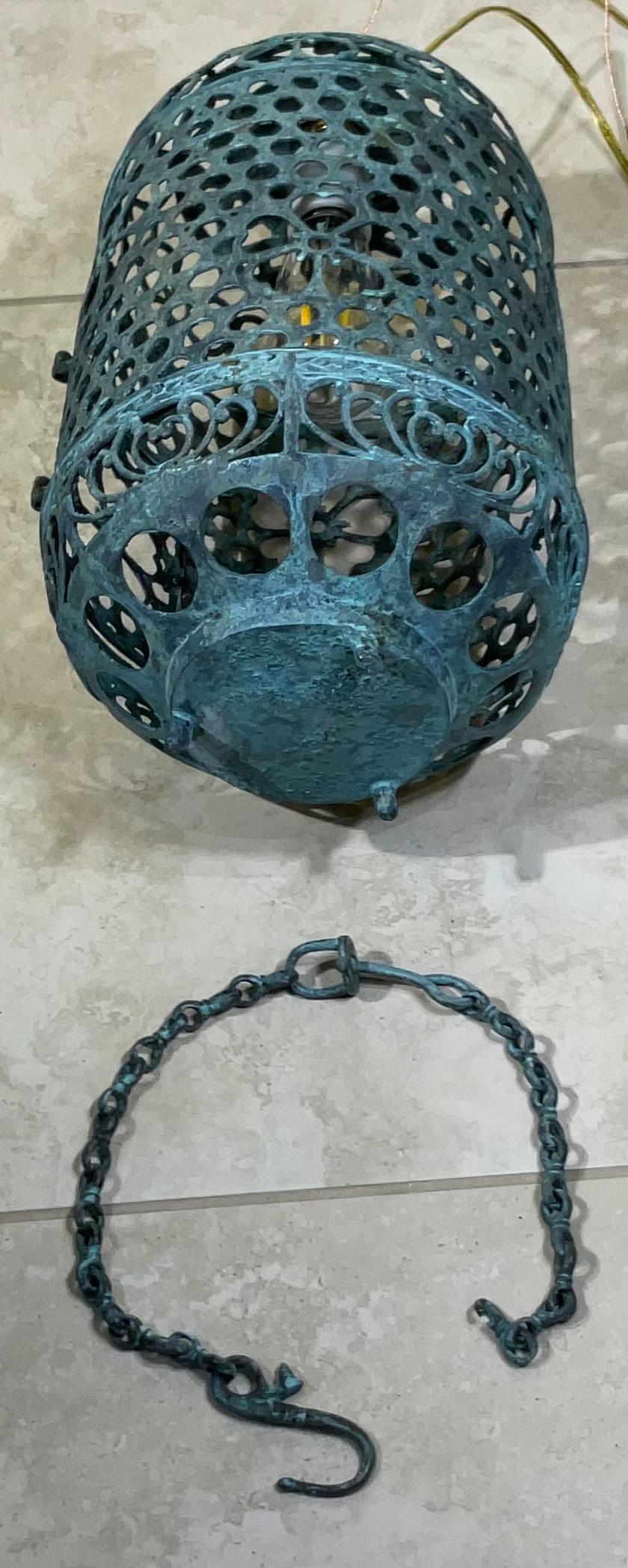 Farol de Bronce o Latón Antiguo con Pátina Única y Motivo Floral en venta 8