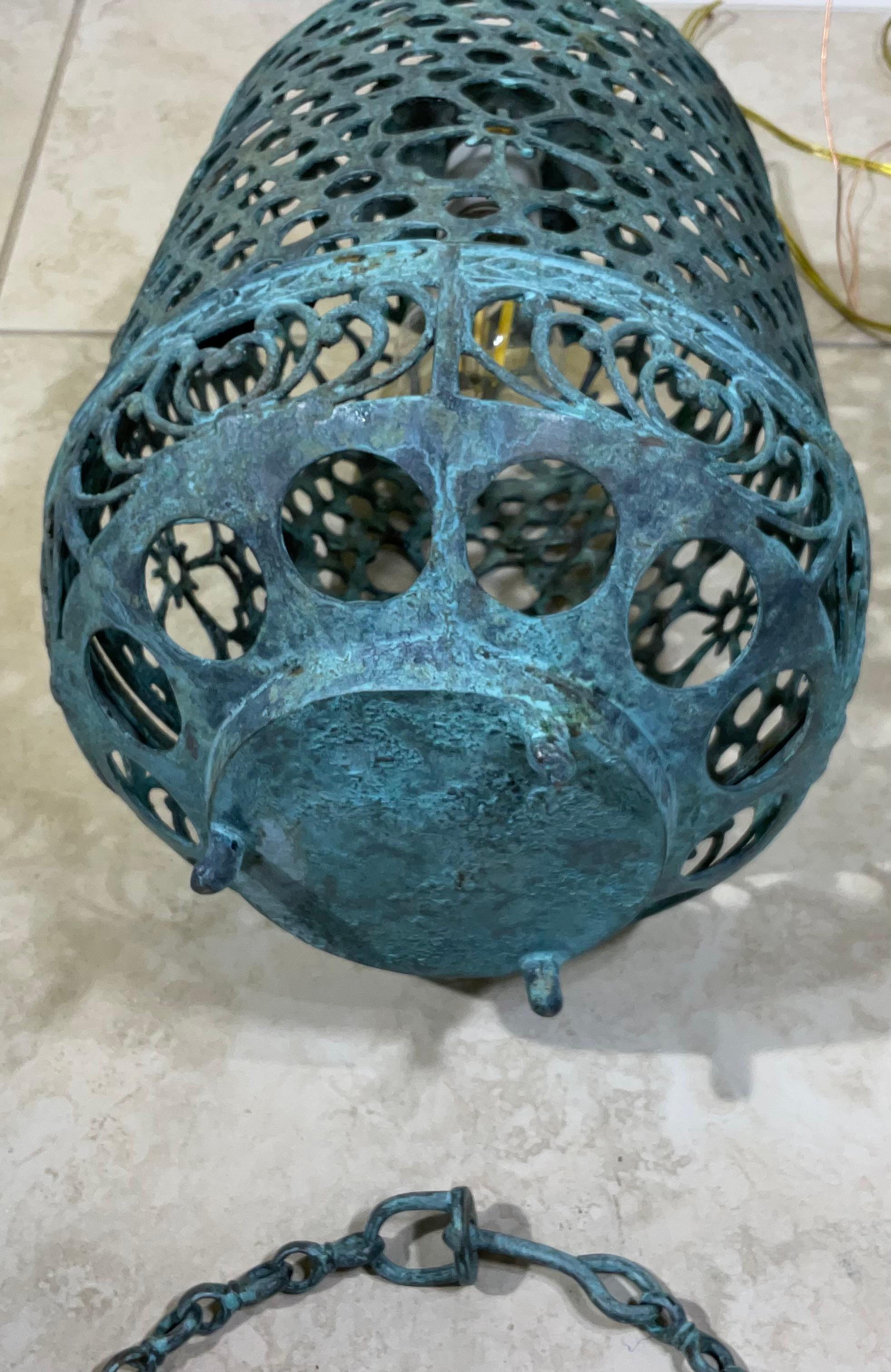 Farol de Bronce o Latón Antiguo con Pátina Única y Motivo Floral en venta 9
