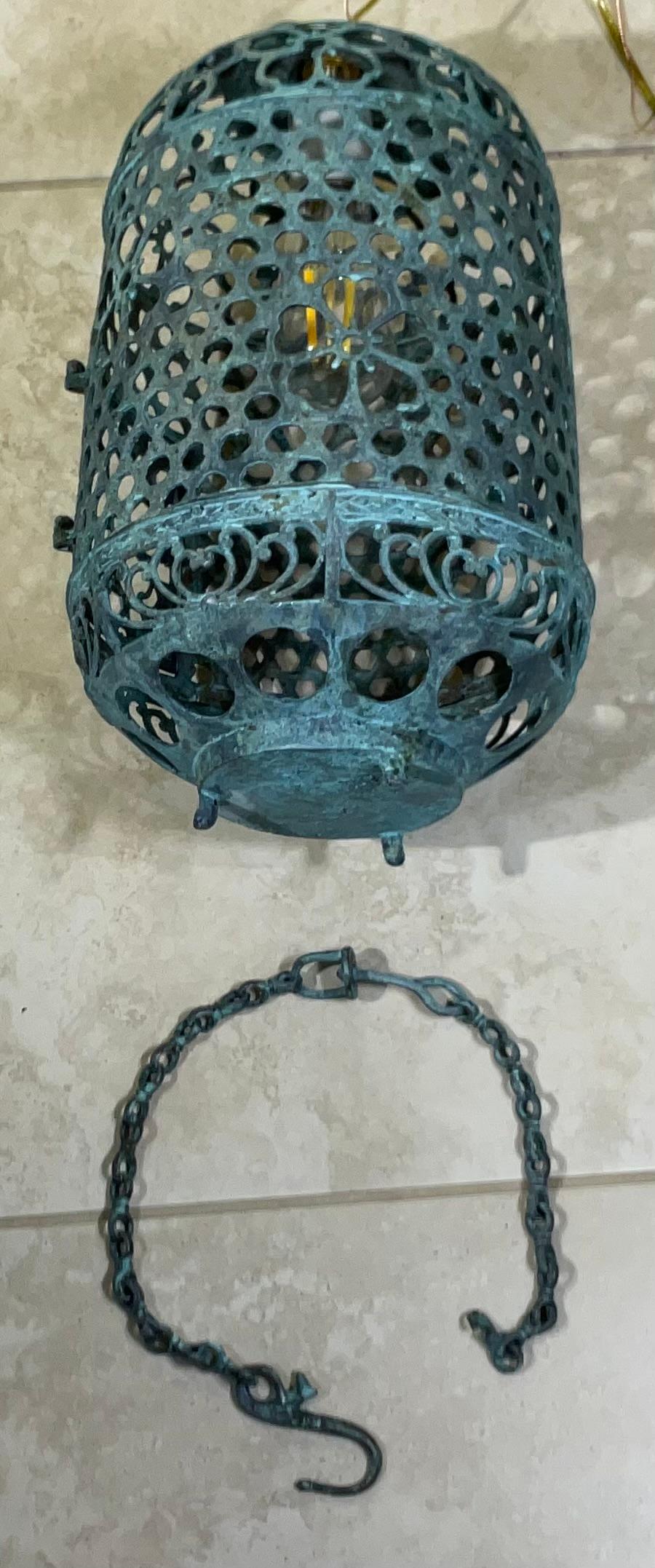 Farol de Bronce o Latón Antiguo con Pátina Única y Motivo Floral en venta 10