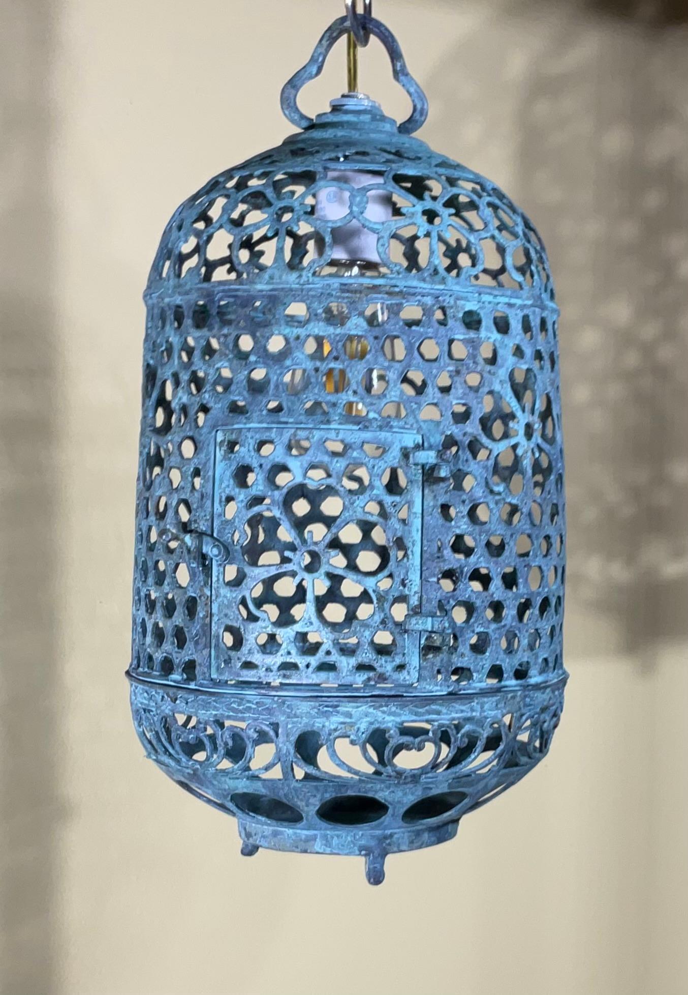 Farol de Bronce o Latón Antiguo con Pátina Única y Motivo Floral en venta 11