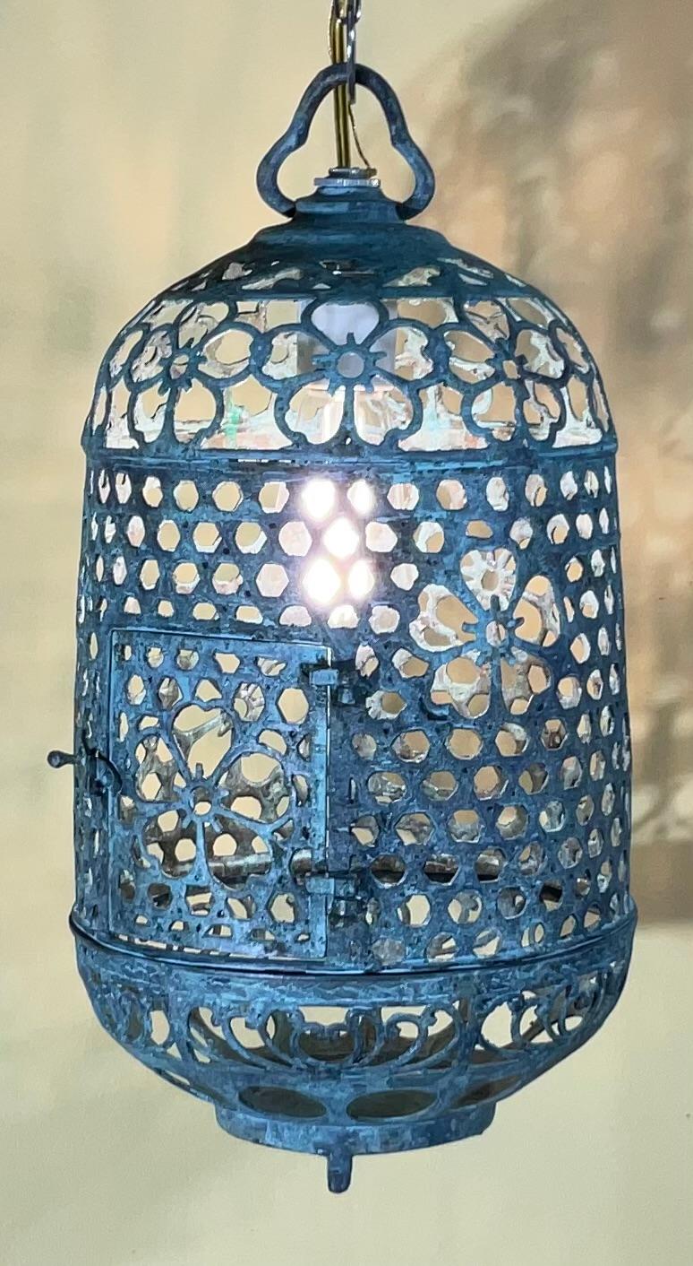 Farol de Bronce o Latón Antiguo con Pátina Única y Motivo Floral Desconocido en venta