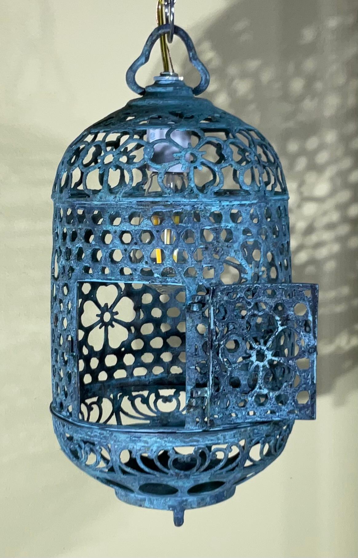 Farol de Bronce o Latón Antiguo con Pátina Única y Motivo Floral en Bueno estado para la venta en Delray Beach, FL